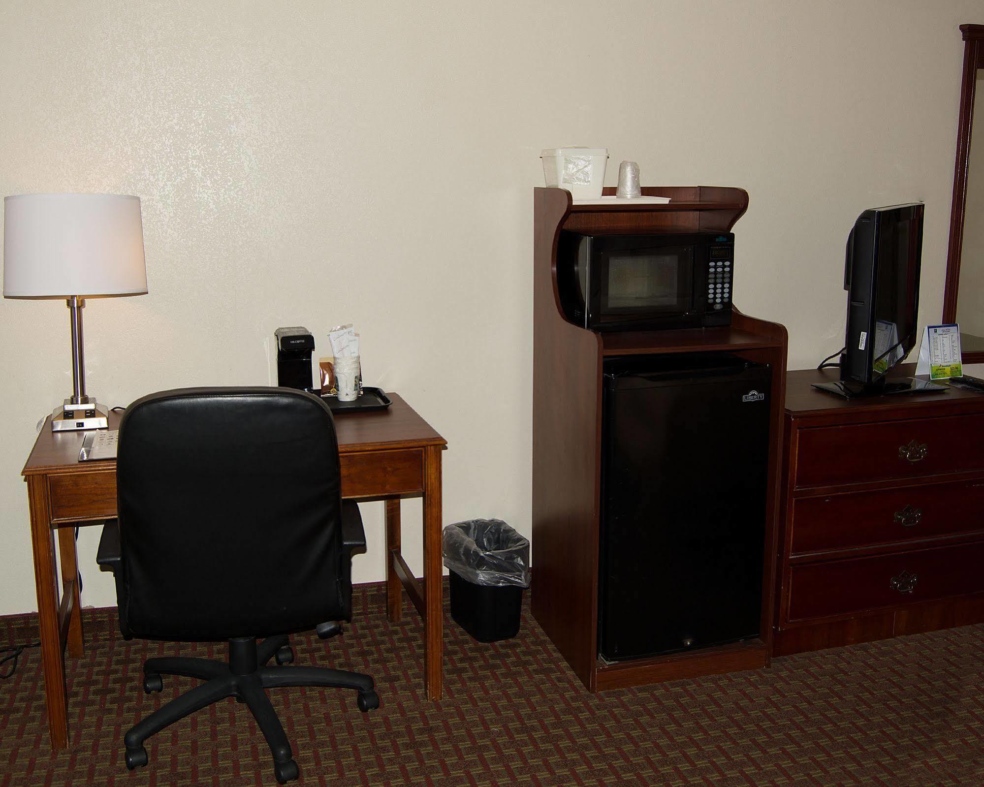 Quality Inn & Suites Lexington Near I-64 And I-81 Timber Ridge Buitenkant foto