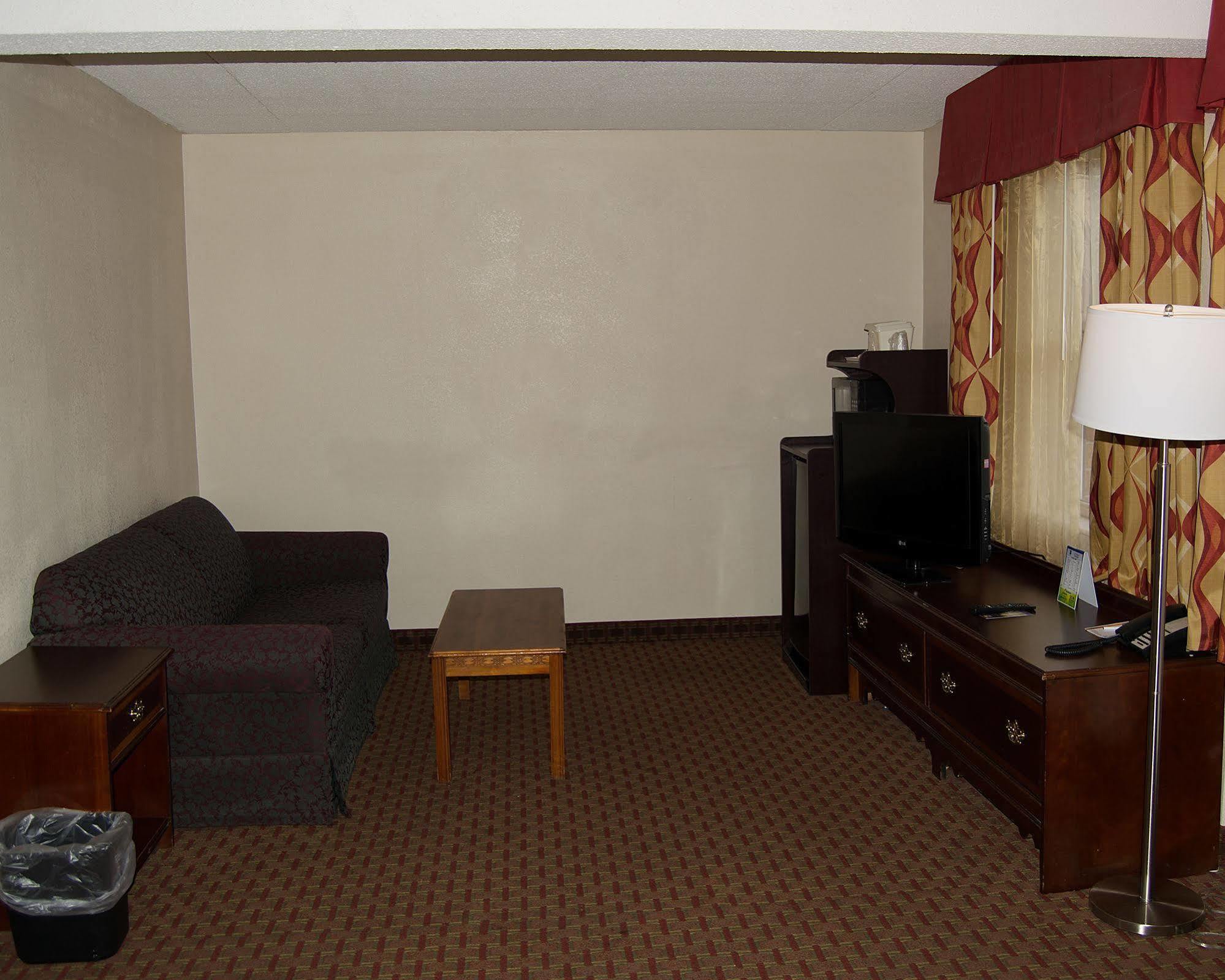 Quality Inn & Suites Lexington Near I-64 And I-81 Timber Ridge Buitenkant foto